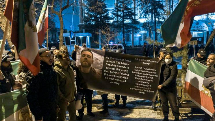 Protesty za propuštění Erfána Soltáního, o němž některá média a organizace v lednu uváděly, že ho čeká poprava, a proti krvavému potlačování demonstrací v Íránu se konaly po celém světě. Snímek z první poloviny ledna byl pořízen před íránskou ambasádou v arménské metropoli Jerevanu.