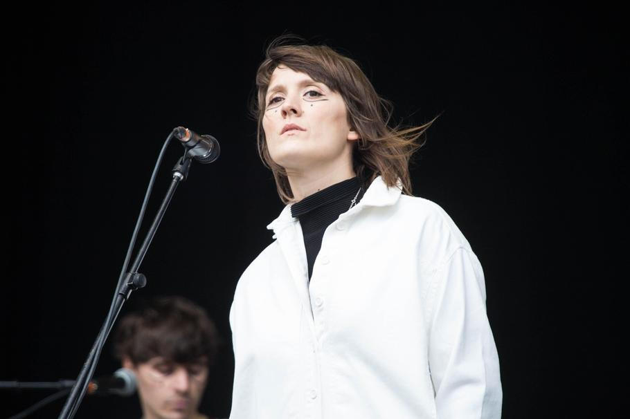 CATE LE BON, CONCERT, 2016: Welsh singer Cate Le Bon plays in a huge rainstorm on the main Mountain Stage. Day Two of the Green Man music festival in the Brecon Beacons Mountains in Wales. Glanusk Park, Brecon, Wales, 20th August 2016. Credit: Rob Watkins