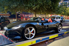 Zabavené Ferrari Monza SP2 při zátahu v Londýně.