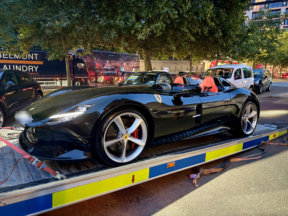 Londýnská policie uplynulý víkend zabavila 90 aut v hodnotě přes 8 milionů liber. Nejdražší z nich je Ferrari Monza SP2, kterých vzniklo jen 499 kusů.