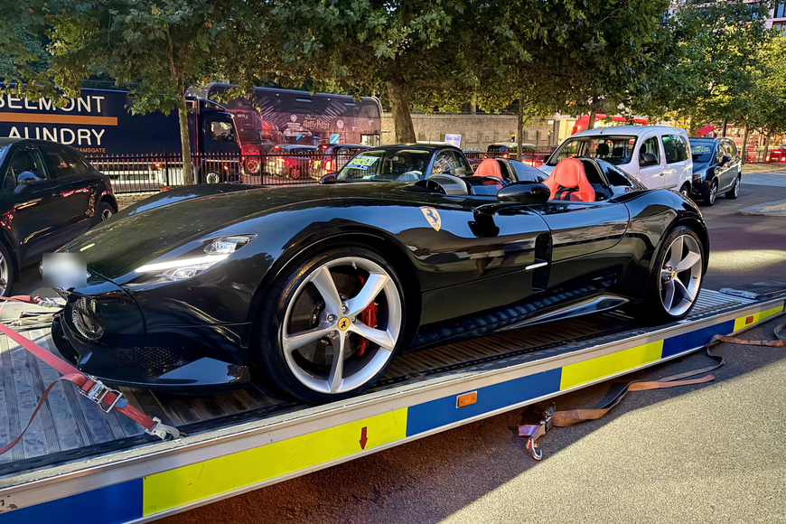 Policie zabavila Ferrari za sto milionů. Pak se v něm proháněla v centru města