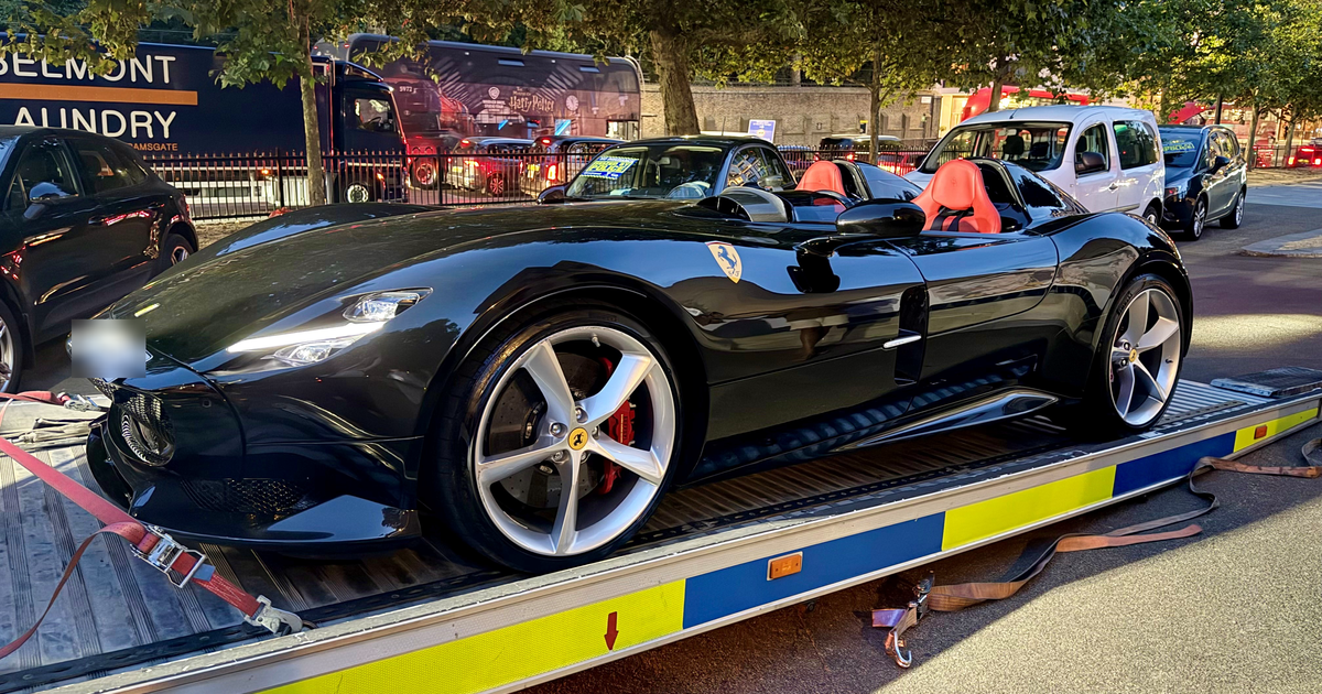 Policie zabavila Ferrari za sto milionů. Pak se v něm proháněla v centru města