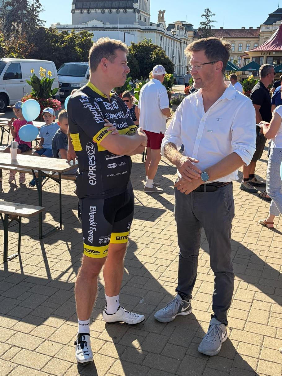 Podpořit kolegy přijel na kole i místopředseda sněmovny Jan Skopeček.
