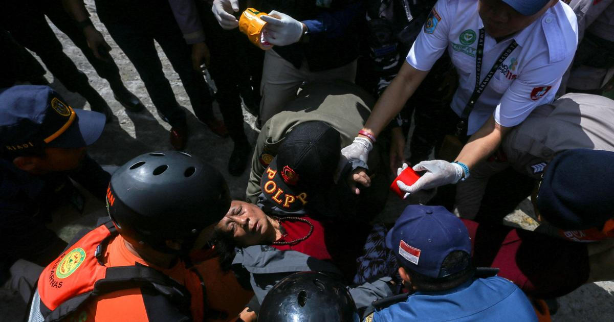 Záchranáři vyprostili 211 lidí z hořícího trajektu u Bali, jedna osoba zemřela