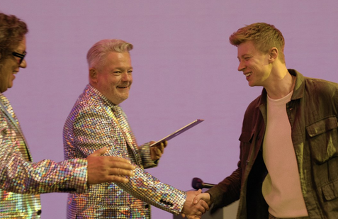 V roli jednoho z tanečníků se objeví Adam Mišík, porotce hrají Richard Genzer či Aleš Háma.