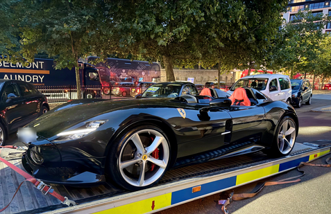 Londýnská policie uplynulý víkend zabavila 90 aut v hodnotě přes 8 milionů liber. Nejdražší z nich je Ferrari Monza SP2, kterých vzniklo jen 499 kusů.