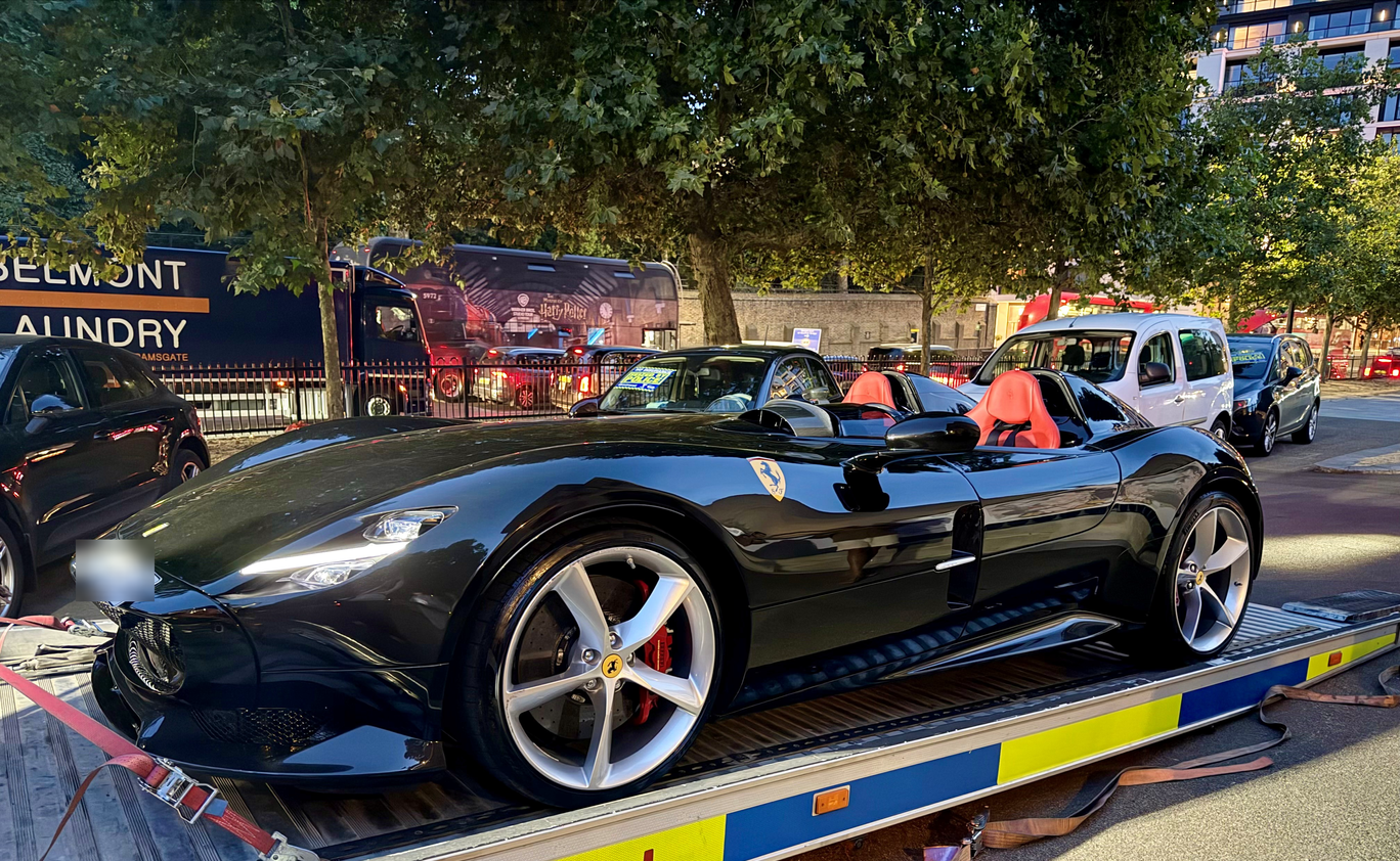 Zabavené Ferrari Monza SP2 při zátahu v Londýně.