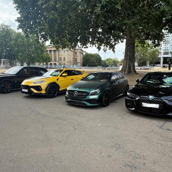 Zleva Rolls-Royce Cullinan, Lamborghini Urus, Mercedes-AMG A 45 a BMW i4.
