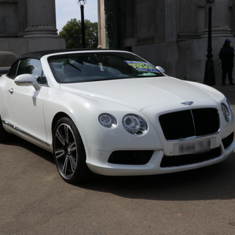 V rukou policie se ocitlo Bentley Continental GTC.