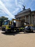 Tady policisté pro změnu nakládají Range Rover.