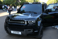 ... nebo černý Land Rover Defender.