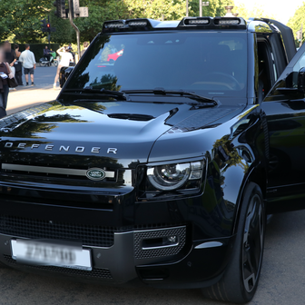 ... nebo černý Land Rover Defender.
