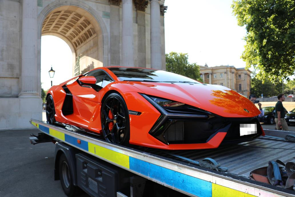 Důvody zabavení aut byly různé, některým stejně jako Ferrari chybělo pojištění, někdy jen řidiči jezdili bezohledně a nebezpečně.