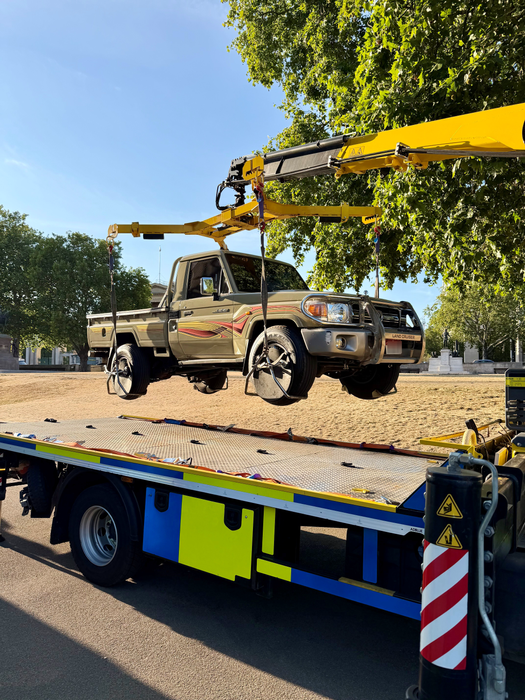 Londýnská policie ale nezabavovala jen supersporty, v jejich rukou se ocitla třeba i Toyota Land Cruiser.