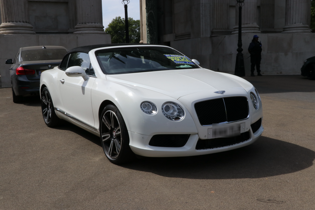V rukou policie se ocitlo Bentley Continental GTC.
