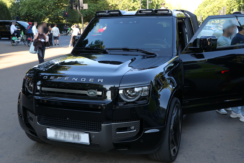 ... nebo černý Land Rover Defender.