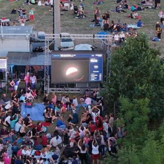 Kdo přišel včas, viděl i na obrovskou obrazovku. Slyšet moderátora bylo ale i v okolí.