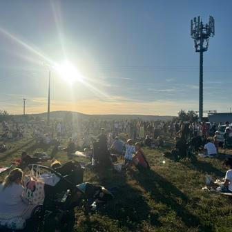 Návštěvnost byla velká: lidé si piknikové deky rozložili po loukách kolem celé hvězdárny.