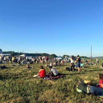 Na pozorování lidé přišli s piknikovými dekami, mnozí zůstali i na večerní program s Perseidami.