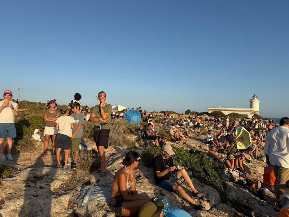 Na místo turisté dorazili už ráno, v 10 dopoledne byla u mysu poslední tři volná místa pro auta, další policie nepouštěla.