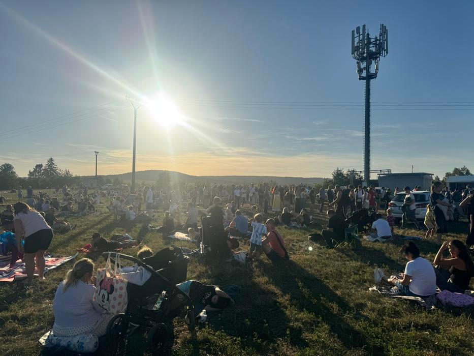 Návštěvnost byla velká: lidé si piknikové deky rozložili po loukách kolem celé hvězdárny.