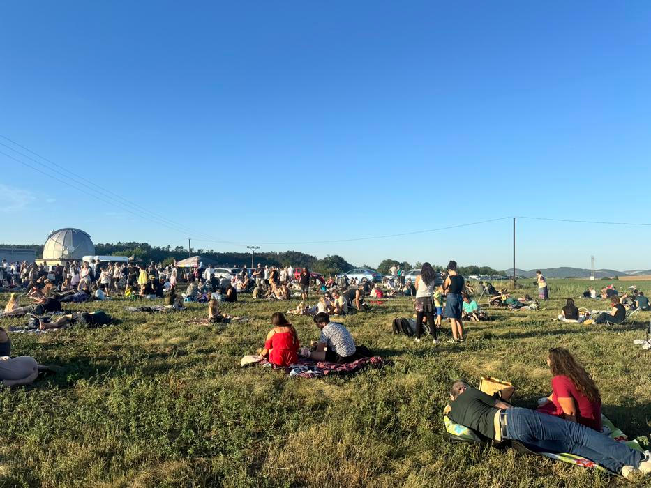 Na pozorování lidé přišli s piknikovými dekami, mnozí zůstali i na večerní program s Perseidami.