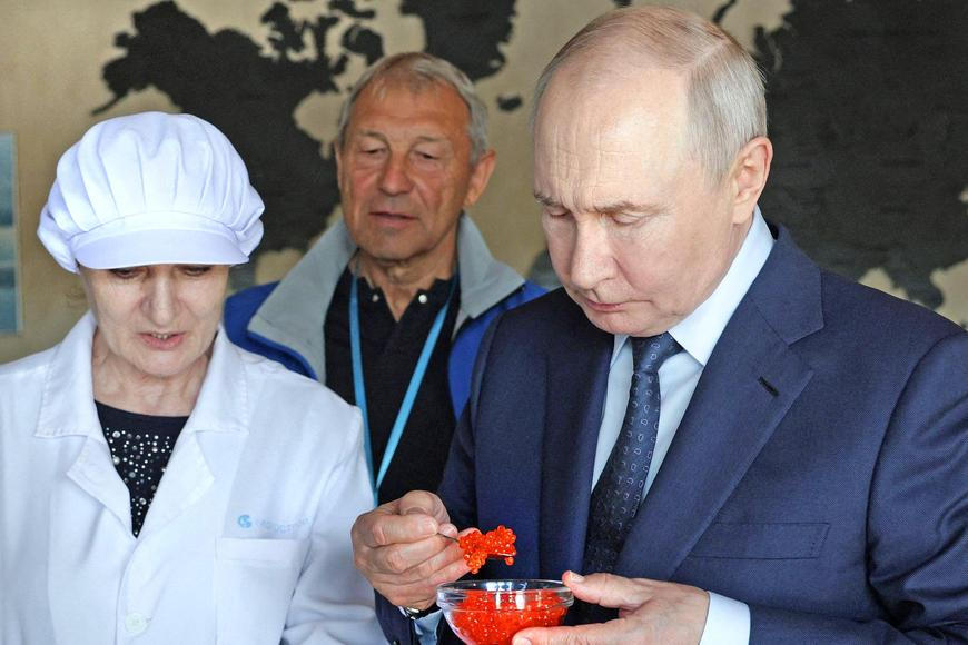 Putin dorazil na území, o které se pře s Japonskem. Místo diplomacie si prohlížel tuňáka