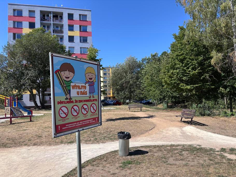 Hřiště Višňovka stojí na okraji sídliště. Právě tu mělo 24. července dojít k události, k níž musela vyjíždět i policejní jednotka.