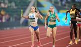 Linda Botková v cíli stříbrné štafety na MS atletů do 20 let v Eugene