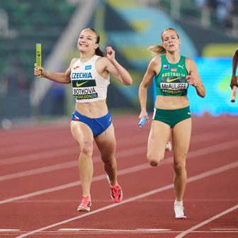 Linda Botková v cíli stříbrné štafety na MS atletů do 20 let v Eugene