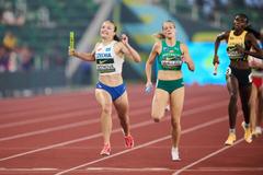 Linda Botková v cíli stříbrné štafety na MS atletů do 20 let v Eugene