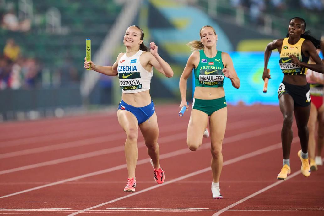 Linda Botková v cíli stříbrné štafety na MS atletů do 20 let v Eugene
