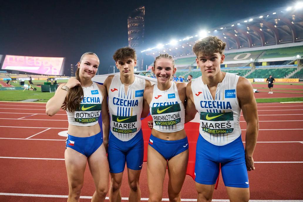 Stříbrná smíšená štafeta čtvrtkařů na MS atletů do 20 let v Eugene: zleva Linda Botková, Jakub Marek, Sophie Pischnothová a Lukáš Mareš