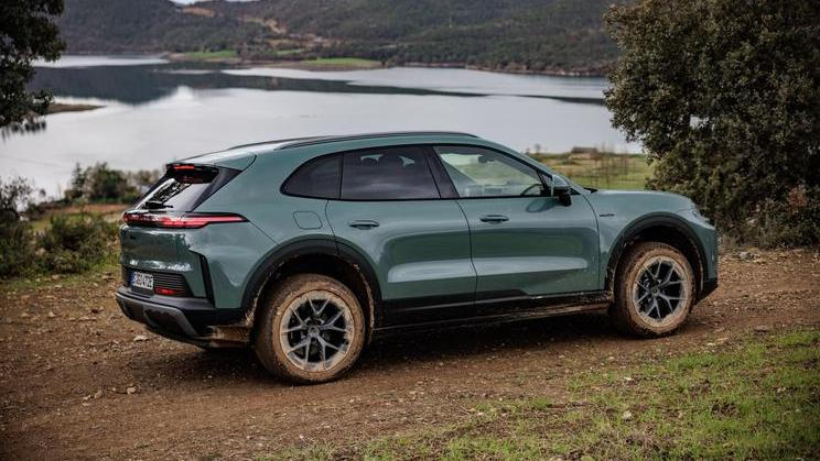 Nový Cayenne je jedním z elektromobilů prodávaných Porsche.