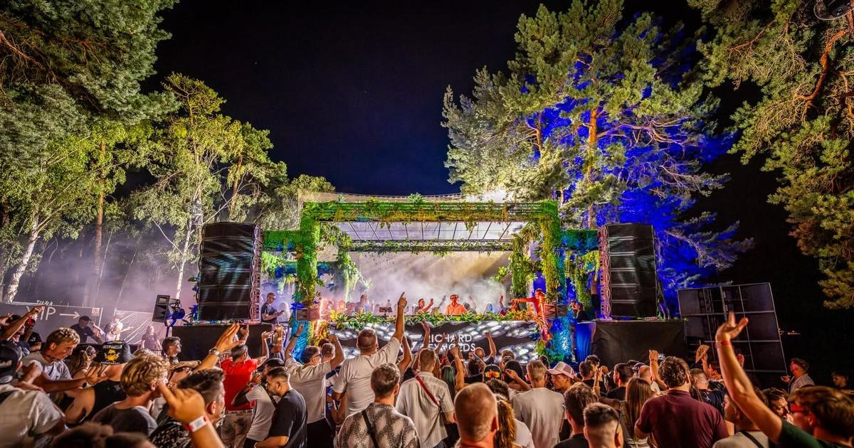 Místo houbiček lotosy i komorní lesní scéna. Festival Mácháč láká na padesátku umělců