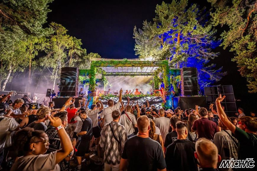 Místo houbiček lotosy i komorní lesní scéna. Festival Mácháč láká na padesátku umělců