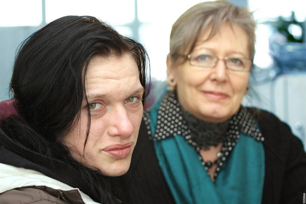 Kateřina Bradáčová, kterou veřejnost zná také z dokumentu Katka režisérky Heleny Třeštíkové, bere drogy od svých 16 let a po více než třech desetiletích závislosti nyní přiznala další návrat k heroinu. narkomanka Katka Bradáčová a dokumentaristka Helena Třeštíková