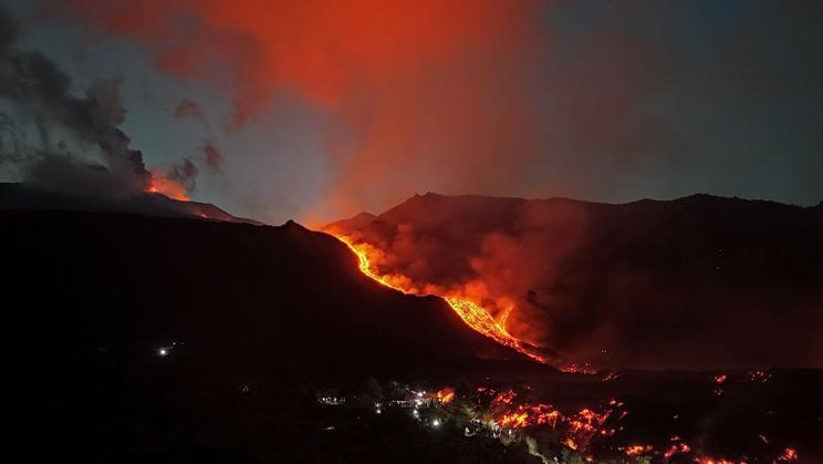Etna ash prompts extended closure of Catania airport