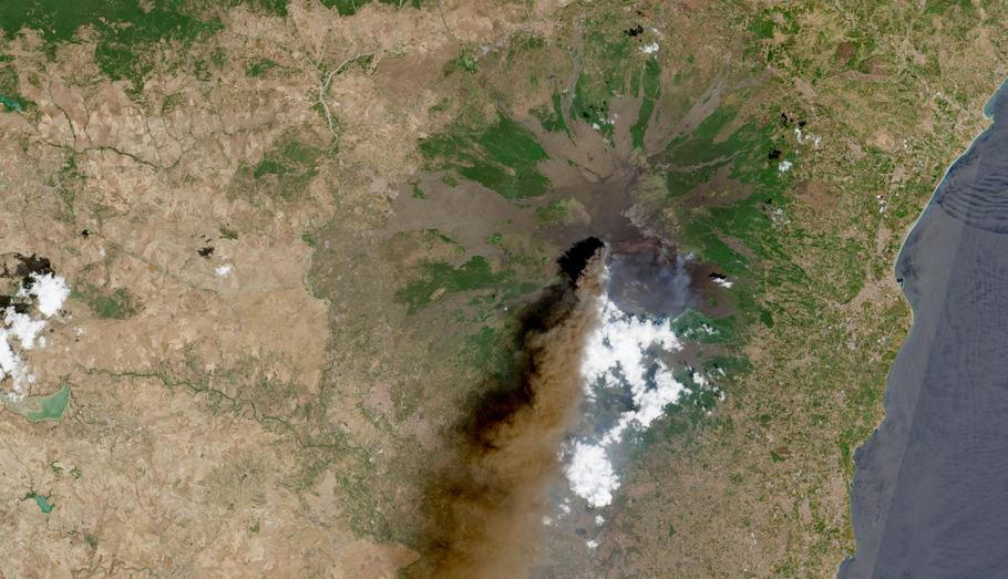 Satelitní snímky zachycují šíření popela a sopečné páry z Etny v Katánii v Itálii, 11. srpna 2026. Satellite imagery shows ash and volcanic steam spreading from Mount Etna in Catania
