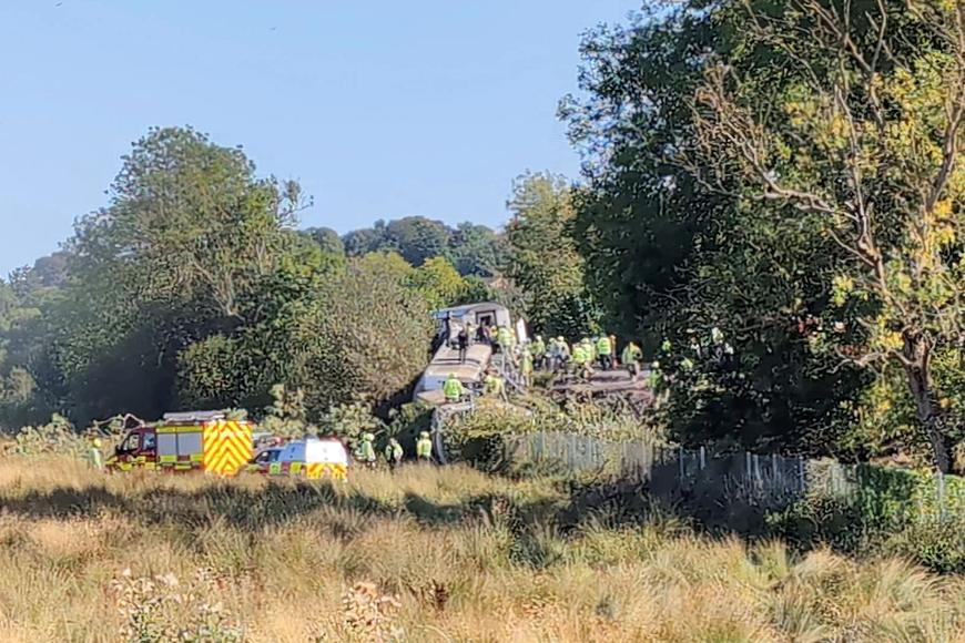 Na jihovýchodě Anglie vykolejil osobní vlak, tři vagóny se převrátily na bok