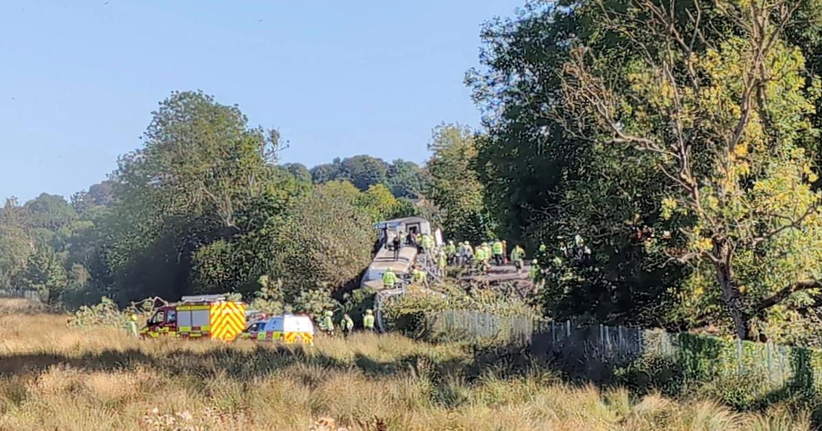 Na jihovýchodě Anglie vykolejil osobní vlak, tři vagóny se převrátily na bok