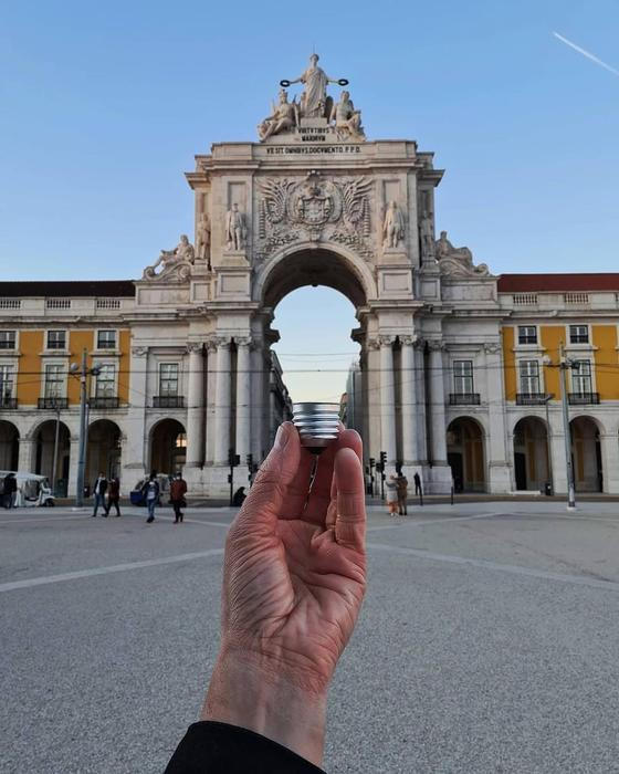 Portugalský fotograf Hugo Suíssas dokazuje, že k vytvoření dechberoucí iluze často stačí jen správný úhel pohledu, přesné načasování a pořádná dávka fantazie.