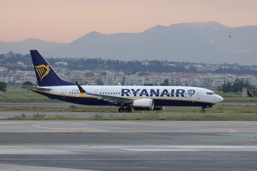 Nehodu letadla společnosti Ryanair způsobilo odlomení části motoru