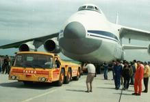 Tatra 815 TPL za dozoru stovek nadšených diváků táhne po ostravském letišti Antonov An-124 Ruslan naložený šesti tatrovkami. Celkově váží 405 tun. To byl na přelomu jara a léta 1988 největší „křest ohněm“ nového speciálu.