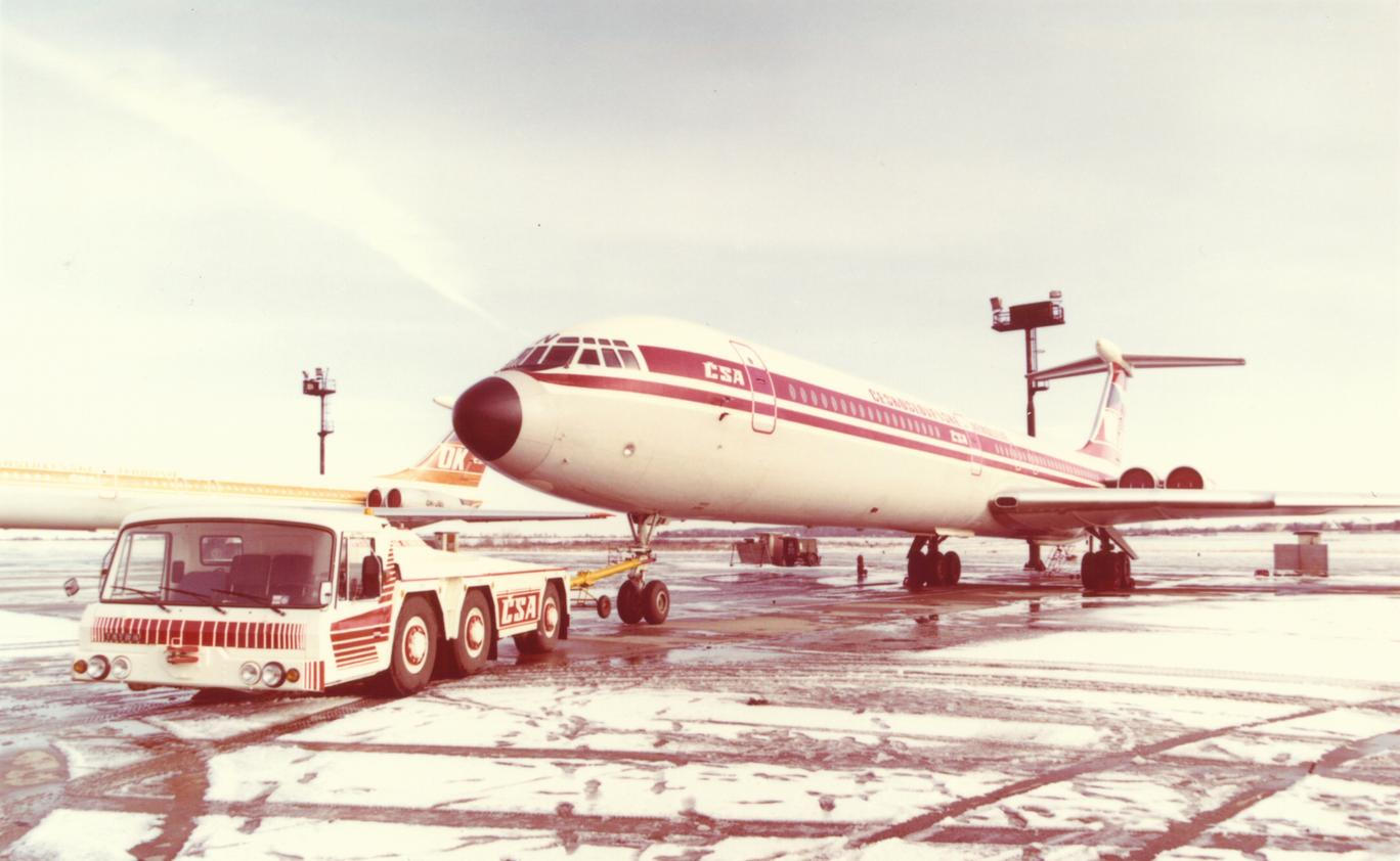 Tatra 815 TPL byla unikátní tahač těžkých dopravních letadel.