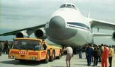 Tatra 815 TPL za dozoru stovek nadšených diváků táhne po ostravském letišti Antonov An-124 Ruslan naložený šesti tatrovkami. Celkově váží 405 tun. To byl na přelomu jara a léta 1988 největší „křest ohněm“ nového speciálu.