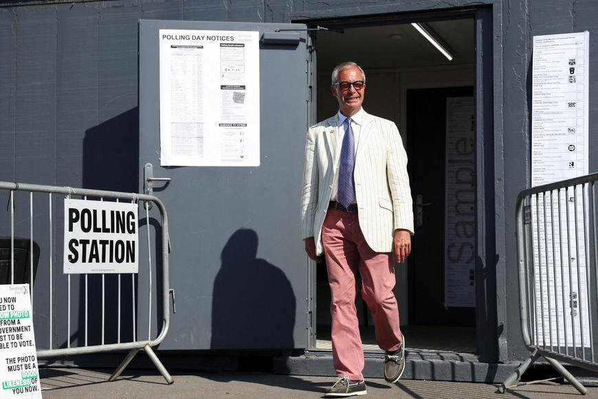 Farage zvítězil v doplňovacích volbách, vrátí se do parlamentu