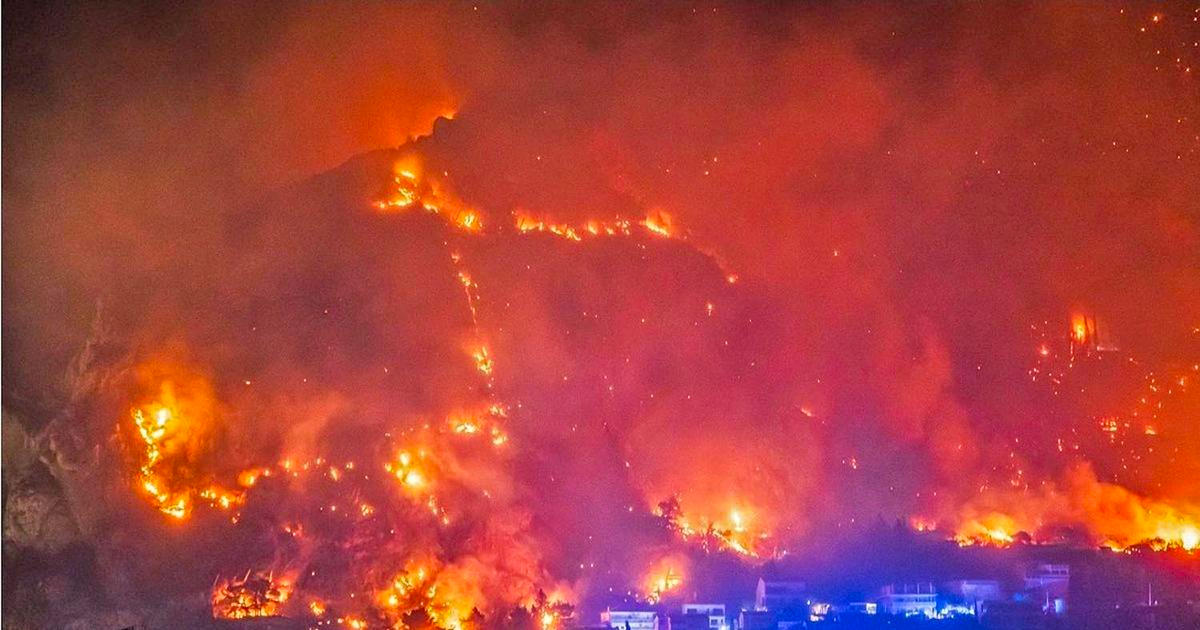 Jeden z nejhorších požárů v dějinách Chorvatska. Z rychlé evakuace se vzpamatovávají i Češi