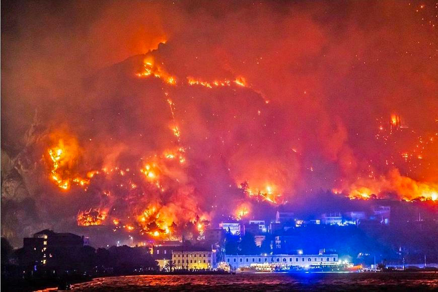 Chorvatský ráj Čechů v plamenech. Omiš sevřel obří požár, evakuace na poslední chvíli