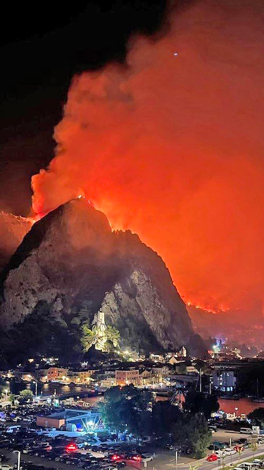Lesní požár, který v Chorvatsku kvůli silnému větru nabral na intenzitě, v pátek dorazil k turistickému městu Omiš.